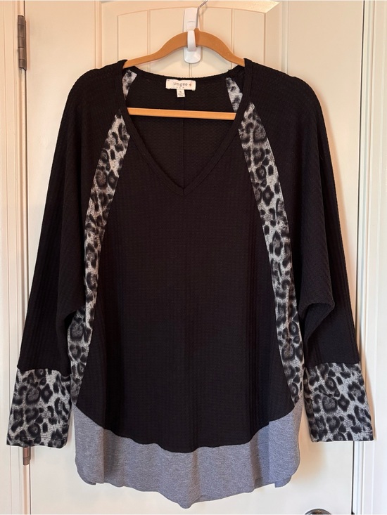 Umgee Tops - Umgee Black waffle knit Top with Gray Leopard print long sleeve women’s XL